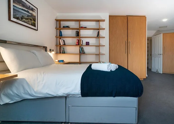 Stunning 2Br Penthouse Loft In Cathedral Quarter