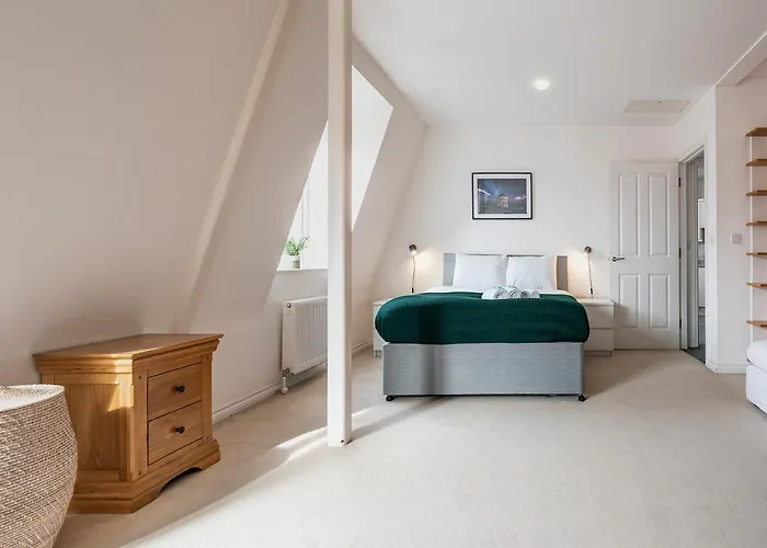 Stunning 2Br Penthouse Loft In Cathedral Quarter